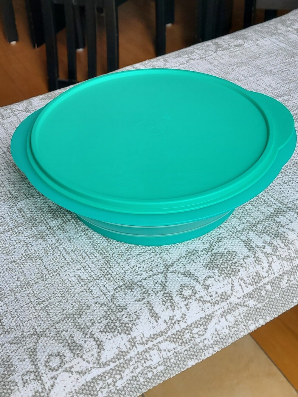 Tupperware Teal Collapsible Silicone Food Container with Lid